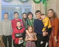 В Ярковском районе пара воспитывает семерых приемных детей