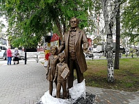 «Это наш Пушкин». Возле театра кукол в Тюмени появилась скульптура «Ершов и дети»