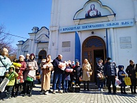 Тюменцы освящают куличи у Знаменского собора