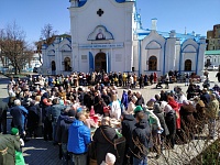 Тюменцы освящают куличи у Знаменского собора