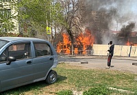 Горит частный дом на улице Садовой в Тюмени