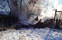 На улице Волгоградской пожарные защитили от огня деревянные дома