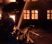 В Тюмени ночью сгорела двухэтажка на Сергея Лазо