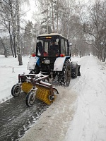 В Тюмени более 400 единиц техники убирают первоапрельский снег