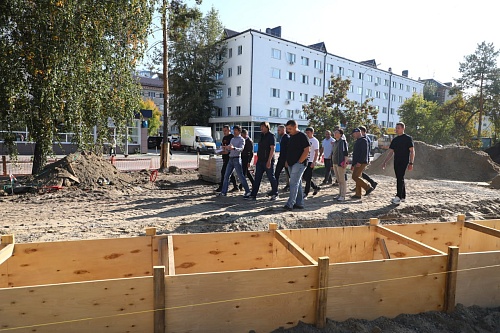 В Славянском сквере в Тюмени высадят крупные деревья и обустроят ручей