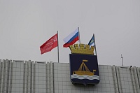 В Тюмени копии Знамени Победы появились на зданиях администрации, правительства и облдумы